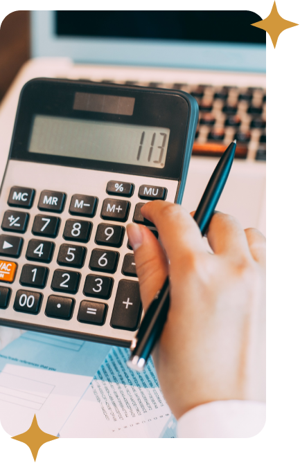 Imagem de uma pessoa utilizando uma calculadora