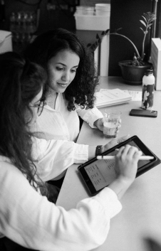 Duda e Marina olhando para um tablet
