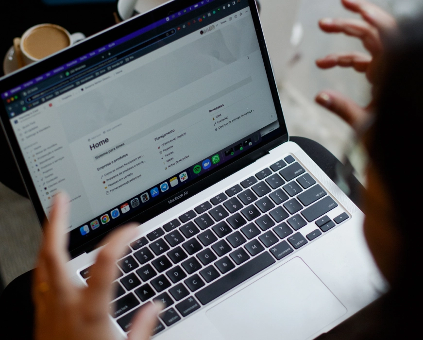 Notebook com um template notion aberto
