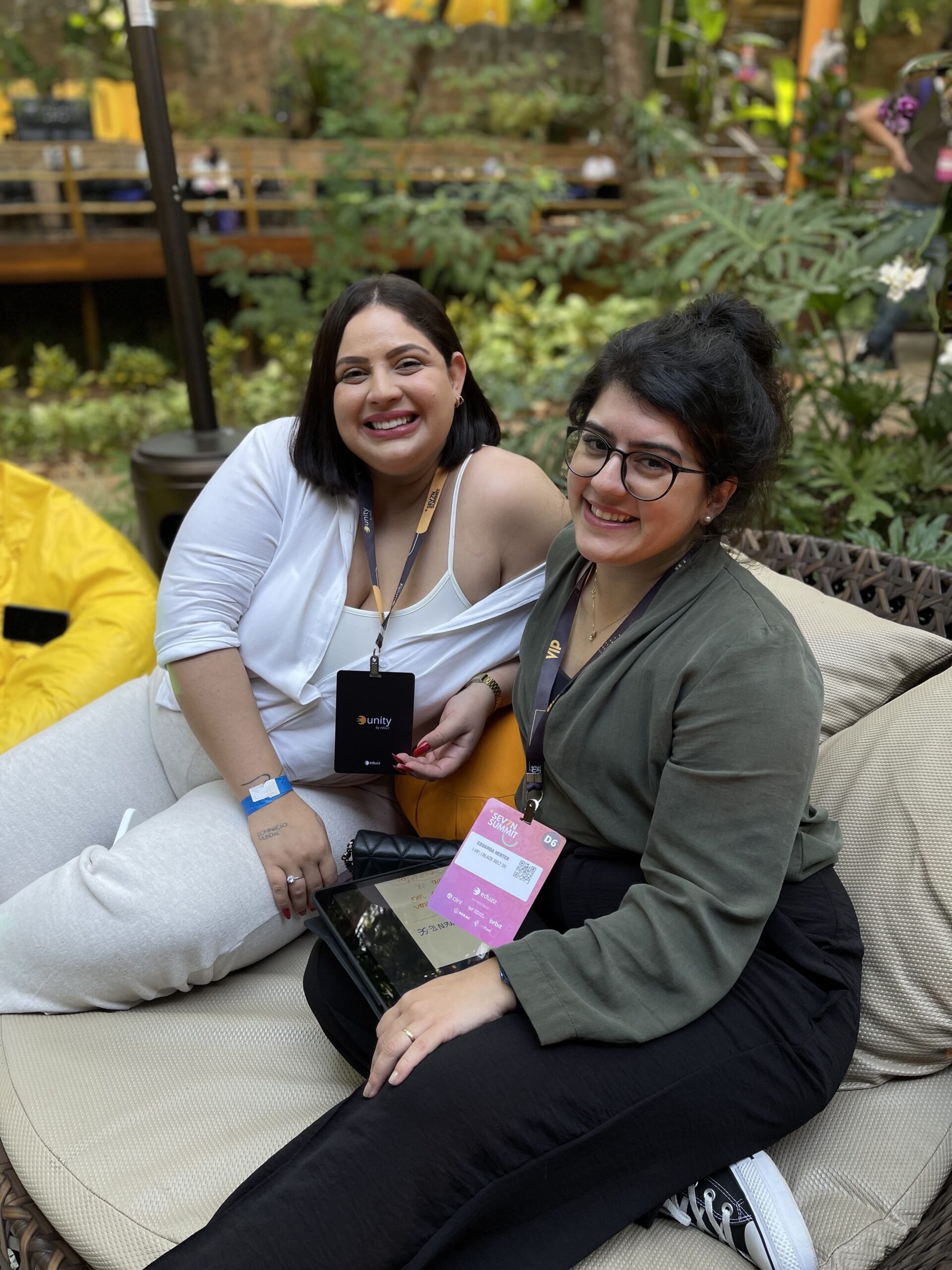 Uma mão mexendo em um notebook