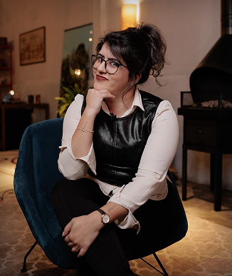 Duda sentada com a mão no queixo