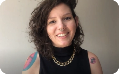 Lóris sorrindo.