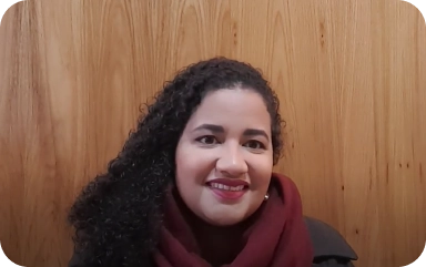 Lorena sorrindo.