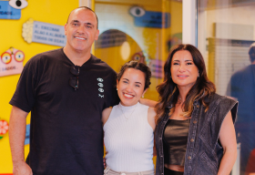 Marina mais duas pessoas sorrindo